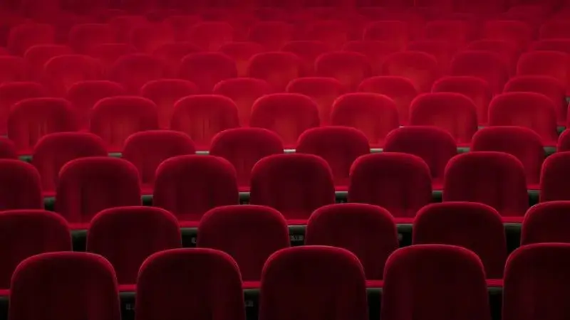 Ile trwają reklamy w kinie Helios? Zaskakujące fakty o czasie seansu