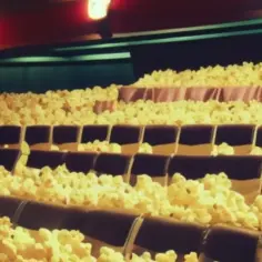 Ile kalorii ma średni popcorn w kinie? Zaskakujące fakty o przekąskach